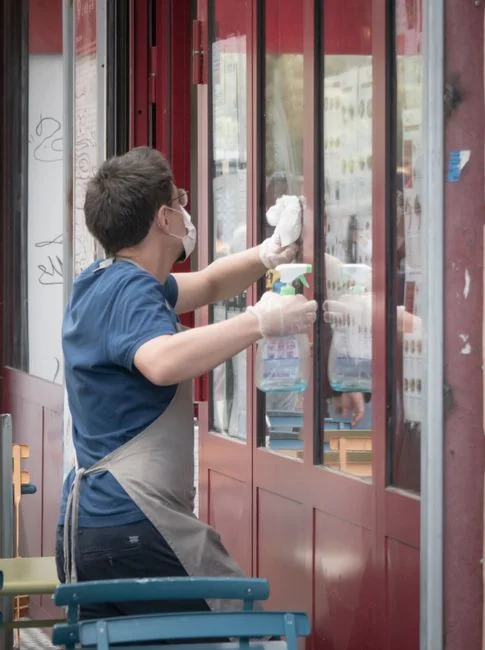 Un couple emballant des meubles dans un appartement lumineux, en vue d’un déménagement.